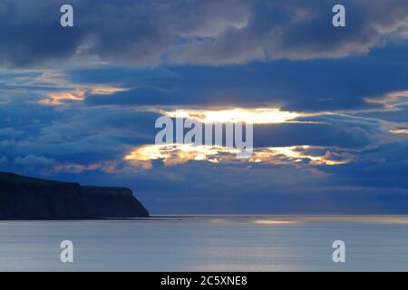 Die Sonne beginnt hinter einem wolkenlosen Himmel in Whitby, North Yorkshire untergehen Stockfoto