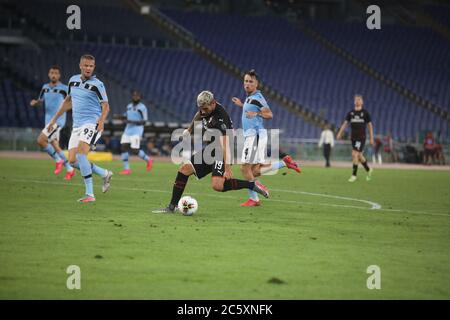 Italien. Juli 2020. Im Stadio Olimpico von Rom, AC. Mailand schlug SS. Lazio 3-0 für das 30. Spiel der italienischen Serie A. in diesem Bild Theo Hernandez (Foto von Paolo Pizzi/Pacific Press) Quelle: Pacific Press Agency/Alamy Live News Stockfoto