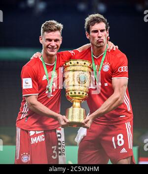 Berlin, 4. Juli 2020, Siegerehrung: Joshua KIMMICH, FCB 32 Leon GORETZKA, FCB 18 mit Pokal beim DFB Pokal Finalspiel FC BAYERN MÜNCHEN - BAYER 04 LEVERKUSEN 4-2 in der Saison 2019/2020 , FCB Foto: © Peter Schatz / Alamy Live News / Marvin Ibo Güngör/GES/Pool - die DFB-BESTIMMUNGEN VERBIETEN DIE VERWENDUNG VON FOTOGRAFIEN als BILDSEQUENZEN und/oder QUASI-VIDEO - Nationale und internationale Nachrichtenagenturen OUT redaktionelle Verwendung Stockfoto