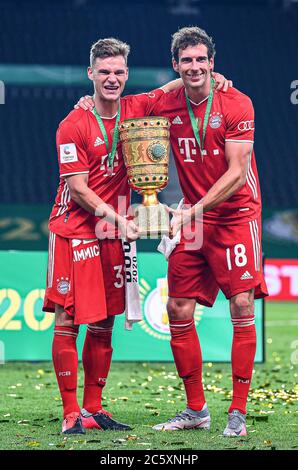 Berlin, 4. Juli 2020, Siegerehrung: Joshua KIMMICH, FCB 32 Leon GORETZKA, FCB 18 mit Pokal beim DFB Pokal Finalspiel FC BAYERN MÜNCHEN - BAYER 04 LEVERKUSEN 4-2 in der Saison 2019/2020 , FCB Foto: © Peter Schatz / Alamy Live News / Marvin Ibo Güngör/GES/Pool - die DFB-BESTIMMUNGEN VERBIETEN DIE VERWENDUNG VON FOTOGRAFIEN als BILDSEQUENZEN und/oder QUASI-VIDEO - Nationale und internationale Nachrichtenagenturen OUT redaktionelle Verwendung Stockfoto