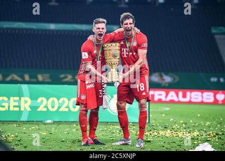 Berlin, 4. Juli 2020, Siegerehrung: Joshua KIMMICH, FCB 32 Leon GORETZKA, FCB 18 mit Pokal beim DFB Pokal Finalspiel FC BAYERN MÜNCHEN - BAYER 04 LEVERKUSEN 4-2 in der Saison 2019/2020 , FCB Foto: © Peter Schatz / Alamy Live News / Marvin Ibo Güngör/GES/Pool - die DFB-BESTIMMUNGEN VERBIETEN DIE VERWENDUNG VON FOTOGRAFIEN als BILDSEQUENZEN und/oder QUASI-VIDEO - Nationale und internationale Nachrichtenagenturen OUT redaktionelle Verwendung Stockfoto