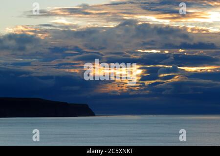 Die Sonne beginnt hinter einem wolkenlosen Himmel in Whitby, North Yorkshire untergehen Stockfoto