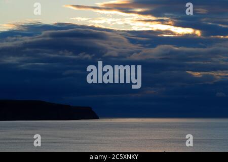 Die Sonne beginnt hinter einem wolkenlosen Himmel in Whitby, North Yorkshire untergehen Stockfoto