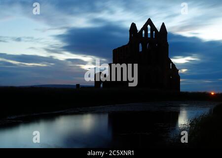 Whitby Abbey beleuchtet von Lichtmalerei mit einer Hand Taschenlampe. Stockfoto