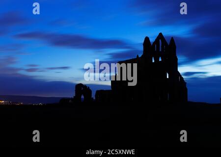 Whitby Abbey beleuchtet von Lichtmalerei mit einer Hand Taschenlampe. Stockfoto