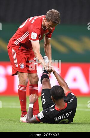 Berlin, 4. Juli 2020, Thomas MÜLLER, FCB 25 hilft Leon BAILEY, Nr. 9 Lev beim DFB Pokal Final Match FC BAYERN MÜNCHEN - BAYER 04 LEVERKUSEN 4-2 in der Saison 2019/2020 , FCB Foto: © Peter Schatz / Alamy Live News / Marvin Ibo Güngör/GES/Pool - die DFB-BESTIMMUNGEN VERBIETEN DIE VERWENDUNG VON FOTOGRAFIEN als BILDSEQUENZEN und/oder QUASI-VIDEO - Nationale und internationale Nachrichtenagenturen OUT redaktionelle Verwendung Stockfoto