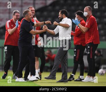 Berlin, Deutschland, 4. Juli 2020, Robert LEWANDOWSKI, FCB 9 Punkte, schießt Tor für 4-1 gegen Lukas HRADECKY, Lev 1 , feiert sein Tor, glücklich, lachen, feiern, Hasan ( Brazzo ) Salihamidzic, FCB Sport Director Trainer Hansi FLICK (FCB), Teamchef, Headcoach, Trainer, Trainer, Beim DFB Pokal Final Match FC BAYERN MÜNCHEN - BAYER 04 LEVERKUSEN 4-2 in der Saison 2019/2020 , FCB Foto: © Peter Schatz / Alamy Live News / Marvin Ibo Güngör/GES/Pool - die DFB-BESTIMMUNGEN VERBIETEN DIE VERWENDUNG VON FOTOGRAFIEN als BILDSEQUENZEN und/oder QUASI-VIDEO - Nationale und internationale Nachrichtenagenturen OUT Editorial Stockfoto