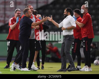 Berlin, Deutschland, 4. Juli 2020, Robert LEWANDOWSKI, FCB 9 Punkte, schießt Tor für 4-1 gegen Lukas HRADECKY, Lev 1 , feiert sein Tor, glücklich, lachen, feiern, Hasan ( Brazzo ) Salihamidzic, FCB Sport Director Trainer Hansi FLICK (FCB), Teamchef, Headcoach, Trainer, Trainer, Beim DFB Pokal Final Match FC BAYERN MÜNCHEN - BAYER 04 LEVERKUSEN 4-2 in der Saison 2019/2020 , FCB Foto: © Peter Schatz / Alamy Live News / Marvin Ibo Güngör/GES/Pool - die DFB-BESTIMMUNGEN VERBIETEN DIE VERWENDUNG VON FOTOGRAFIEN als BILDSEQUENZEN und/oder QUASI-VIDEO - Nationale und internationale Nachrichtenagenturen OUT Editorial Stockfoto