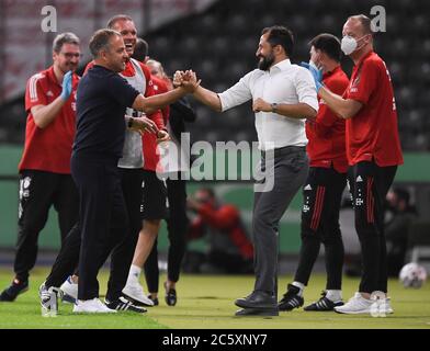 Berlin, Deutschland, 4. Juli 2020, Robert LEWANDOWSKI, FCB 9 Punkte, schießt Tor für 4-1 gegen Lukas HRADECKY, Lev 1 , feiert sein Tor, glücklich, lachen, feiern, Hasan ( Brazzo ) Salihamidzic, FCB Sport Director Trainer Hansi FLICK (FCB), Teamchef, Headcoach, Trainer, Trainer, Beim DFB Pokal Final Match FC BAYERN MÜNCHEN - BAYER 04 LEVERKUSEN 4-2 in der Saison 2019/2020 , FCB Foto: © Peter Schatz / Alamy Live News / Marvin Ibo Güngör/GES/Pool - die DFB-BESTIMMUNGEN VERBIETEN DIE VERWENDUNG VON FOTOGRAFIEN als BILDSEQUENZEN und/oder QUASI-VIDEO - Nationale und internationale Nachrichtenagenturen OUT Editorial Stockfoto