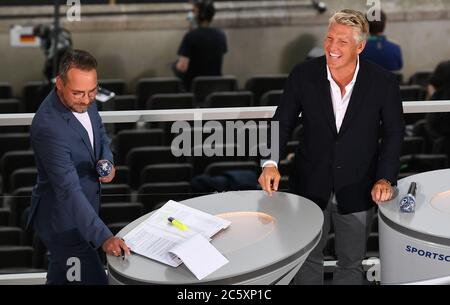 Berlin, 4. Juli 2020, Bastian SCHWEINSTEIGER als Co-Moderator beim DFB Pokal Final Match FC BAYERN MÜNCHEN - BAYER 04 LEVERKUSEN 4-2 in der Saison 2019/2020 , FCB Foto: © Peter Schatz / Alamy Live News / Matthias Koch/Pool - die DFB-BESTIMMUNGEN VERBIETEN DIE VERWENDUNG VON FOTOGRAFIEN als BILDSEQUENZEN und/oder QUASI-VIDEO - Nationale und internationale Nachrichtenagenturen AUSSCHLIESSLICH zur redaktionellen Verwendung Stockfoto