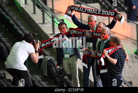 Berlin, 4. Juli 2020, Fans beim DFB Pokal Finalspiel FC BAYERN MÜNCHEN - BAYER 04 LEVERKUSEN 4-2 in der Saison 2019/2020 , FCB Foto: © Peter Schatz / Alamy Live News / Matthias Koch/Pool - die DFB-BESTIMMUNGEN VERBIETEN DIE VERWENDUNG VON FOTOGRAFIEN als BILDSEQUENZEN und/oder QUASI-VIDEO - Nationale und internationale Nachrichtenagenturen AUSSCHLIESSLICH zur redaktionellen Verwendung Stockfoto