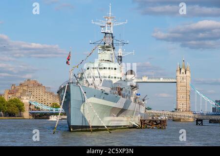 Das Kriegsschiff HMS Belfast dockte in der Nähe der Tower Bridge an der Themse in London an Stockfoto