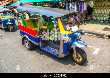 Traditionelles Taxi Tuk-Tuk in Bangkok, Thailand an einem Sommertag Stockfoto