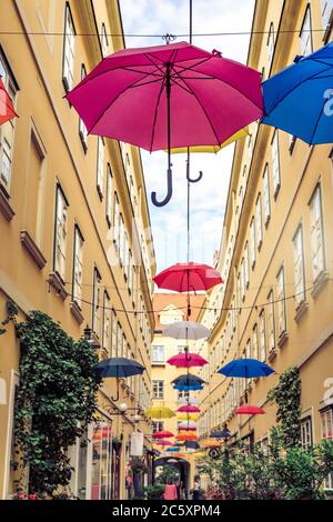 Wien Österreich Juli.1 2020, Innenhof und öffentlicher Durchgang Suennhof mit hängenden Sonnenschirmen Stockfoto