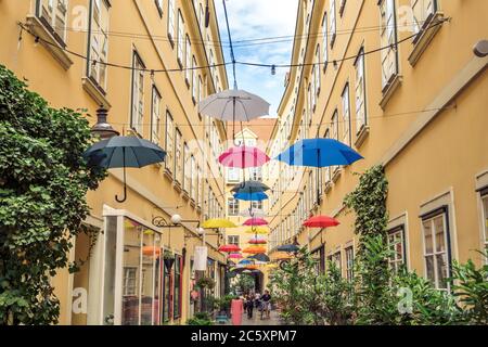 Wien Österreich Juli.1 2020, Innenhof und öffentlicher Durchgang Suennhof mit hängenden Sonnenschirmen Stockfoto