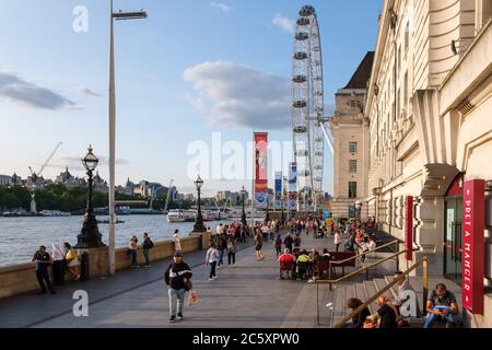 Menschen in der Southbank nahe dem London Eye bei Sonnenuntergang Stockfoto