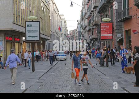 Neapel, Italien - 25. Juni 2014: Menschen zu Fuß in der Via Toledo Einkaufsstraße in der Nähe der U-Bahn-Station in Napoli, Italien. Stockfoto