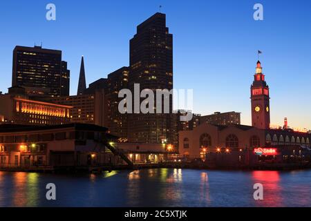 Finanzviertel & Fährgebäude, Embarcadero-Viertel, San Francisco, Kalifornien, USA Stockfoto