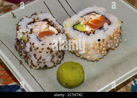 Das japanische Sushi-Essen ist ausgezeichnet. Maki und Brötchen mit Thunfisch, Lachs und Avocado. Blick von oben auf die Auswahl an Sushi, alles, was man a la Carte essen kann. Regenbogen s Stockfoto