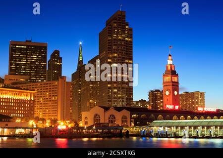 Finanzviertel & Fährgebäude, Embarcadero-Viertel, San Francisco, Kalifornien, USA Stockfoto