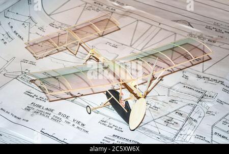 Spielzeug Wind up Flugzeug sitzt auf Papier Pläne, dieses lustige Spielzeug zu bauen Stockfoto