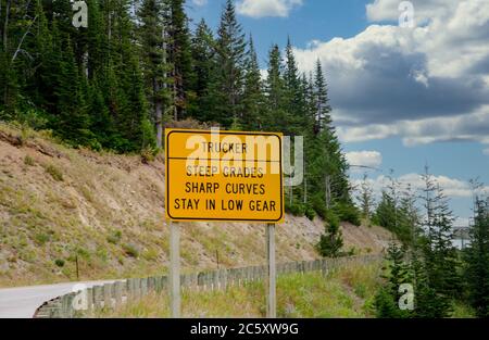 Ein Schild warnt Trucker, die in den Bergen von Colorado fahren, vor dem steilen Anstieg auf dieser Straße Stockfoto