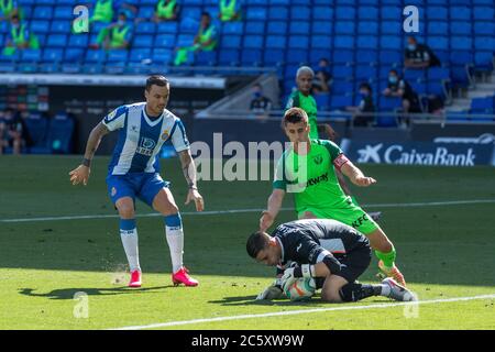 Barcelona, Spanien. Juli 2020. Leganes Torwart Ivan Cuellar (R vorne) rettet den Ball während eines spanischen Liga-Fußballspiels zwischen RCD Espanyol und Leganes in Barcelona, Spanien, 5. Juli 2020. Quelle: Joan Gosa/Xinhua/Alamy Live News Stockfoto