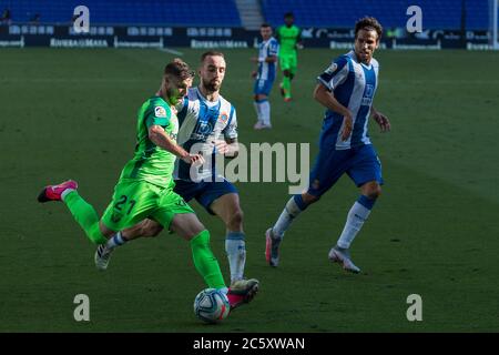 Barcelona, Spanien. Juli 2020. RCD Espanyols Sergi Darder (C) steht vor Leganes' Ruben Perez (L) ein Fußballspiel der spanischen Liga zwischen RCD Espanyol und Leganes in Barcelona, Spanien, 5. Juli 2020. Quelle: Joan Gosa/Xinhua/Alamy Live News Stockfoto