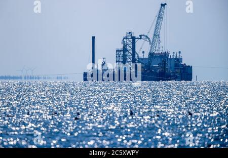 Lubmin, Deutschland. Juli 2020. Das 120 Meter lange Arbeitsschiff "Boka Constructor" liegt im Greifswalder Bodden vor dem Hafen von Lubmin. Das Spezialschiff wird im Zusammenhang mit dem Bau der Nord Stream 2 Pipeline in der Ostsee eingesetzt. Die Pipeline soll Gas aus Russland nach Deutschland bringen. Die USA warnen, dass Deutschland von Russland abhängig sei. Quelle: Jens Büttner/dpa-Zentralbild/dpa/Alamy Live News Stockfoto