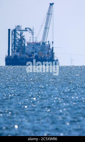 Lubmin, Deutschland. Juli 2020. Das 120 Meter lange Arbeitsschiff "Boka Constructor" liegt im Greifswalder Bodden vor dem Hafen von Lubmin. Das Spezialschiff wird im Zusammenhang mit dem Bau der Nord Stream 2 Pipeline in der Ostsee eingesetzt. Die Pipeline soll Gas aus Russland nach Deutschland bringen. Die USA warnen, dass Deutschland von Russland abhängig sei. Quelle: Jens Büttner/dpa-Zentralbild/dpa/Alamy Live News Stockfoto