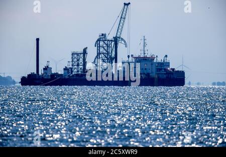 Lubmin, Deutschland. Juli 2020. Das 120 Meter lange Arbeitsschiff "Boka Constructor" liegt im Greifswalder Bodden vor dem Hafen von Lubmin. Das Spezialschiff wird im Zusammenhang mit dem Bau der Nord Stream 2 Pipeline in der Ostsee eingesetzt. Die Pipeline soll Gas aus Russland nach Deutschland bringen. Die USA warnen, dass Deutschland von Russland abhängig sei. Quelle: Jens Büttner/dpa-Zentralbild/dpa/Alamy Live News Stockfoto