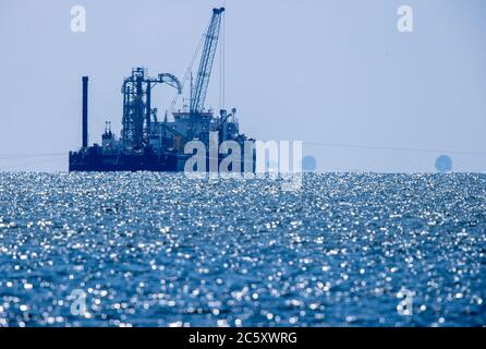 Lubmin, Deutschland. Juli 2020. Das 120 Meter lange Arbeitsschiff "Boka Constructor" liegt im Greifswalder Bodden vor dem Hafen von Lubmin. Das Spezialschiff wird im Zusammenhang mit dem Bau der Nord Stream 2 Pipeline in der Ostsee eingesetzt. Die Pipeline soll Gas aus Russland nach Deutschland bringen. Die USA warnen, dass Deutschland von Russland abhängig sei. Quelle: Jens Büttner/dpa-Zentralbild/dpa/Alamy Live News Stockfoto