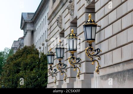 Schöne klassische Architektur und aufwendige Straßenlaternen schmücken den Eingang des Andrew W Mellon Auditorium in Washington. Stockfoto