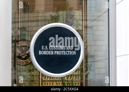 Schild außerhalb der US-amerikanischen Zoll- und Grenzschutzzentrale (CBP) im Ronald Reagan Gebäude in Washington. Stockfoto