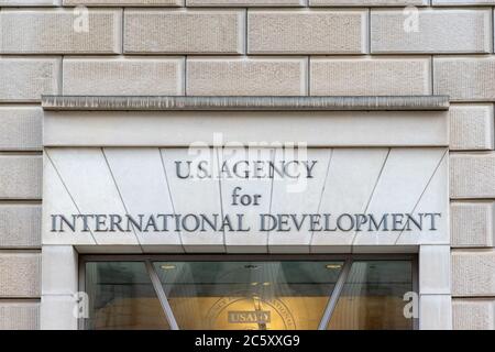 Schild am Eingang des Hauptquartiers der United States Agency for International Development (USAID) im Ronald Reagan Gebäude. Stockfoto