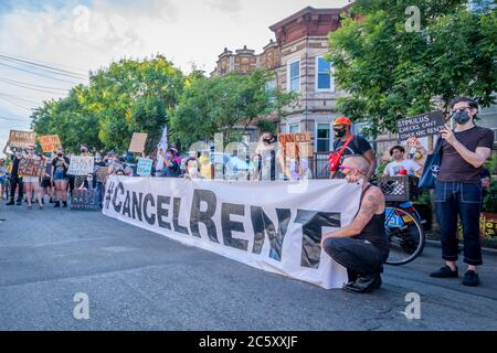 USA. Juli 2020. Mieter und Wohnungsaktivisten versammelten sich am 5. Juli 2020 im Maria Hernandez Park zu einer Kundgebung und marschierten in den Straßen von Bushwick und forderten die Stadtverwaltung auf, die Miete sofort zu stornieren, da die finanzielle Situation für viele New Yorker gleich bleibt, um Geld und arbeitslos zu sein. (Foto von Erik McGregor/Sipa USA) Quelle: SIPA USA/Alamy Live News Stockfoto