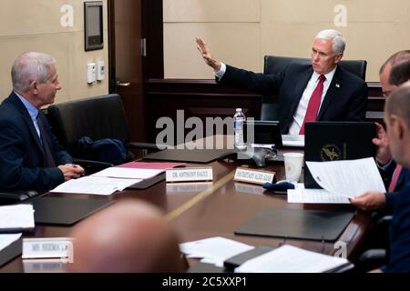 Washington, Vereinigte Staaten Von Amerika. Juni 2020. Vizepräsident Mike Pence trifft sich am Dienstag, den 30. Juni 2020, mit Mitgliedern der Coronavirus Task Force des Weißen Hauses in der Secure Media Suite des Weißen Hauses. Personen: Vice President Mike Pence, Dr. Anthony Fauci Kredit: Storms Media Group/Alamy Live News Stockfoto