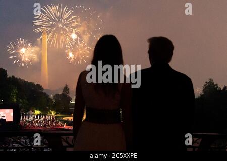 Washington, Vereinigte Staaten Von Amerika. Juli 2020. Präsident Donald J. Trump und First Lady Melania Trump sehen Feuerwerk vom Truman Balkon des Weißen Hauses Samstag, 4. Juli 2020, während der Salute to America Veranstaltung auf dem South Lawn Menschen: Präsident Donald Trump, Melania Trump Kredit: Storms Media Group/Alamy Live News Stockfoto