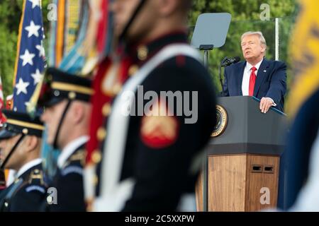 Washington, Vereinigte Staaten Von Amerika. Juli 2020. Präsident Donald J. Trump hält Bemerkungen während der Salute to America Veranstaltung 2020 Samstag, 4. Juli 2020, auf dem South Lawn des Weißen Hauses People: Präsident Donald Trump Kredit: Storms Media Group/Alamy Live News Stockfoto