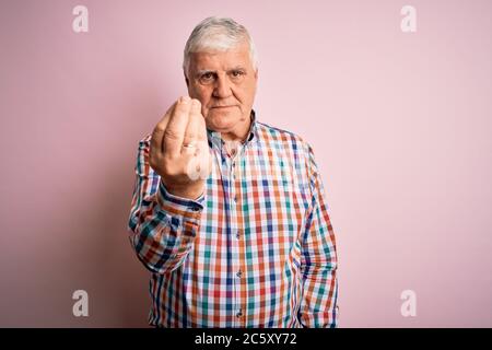 Senior stattlich Hure Mann trägt lässig bunte Hemd über isoliert rosa Hintergrund tun italienische Geste mit Hand und Finger selbstbewussten Ausdruck Stockfoto