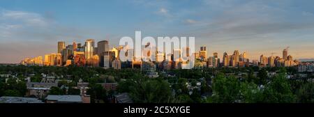 Blick auf die wunderschöne Skyline von Calgary bei einem wunderschönen Sonnenuntergang. Stockfoto