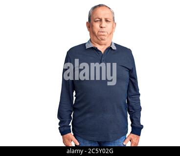 Senior stattlich Mann trägt Casual Polo Puffing Wangen mit lustigen Gesicht. Mund mit Luft aufgeblasen, verrückte Ausdruck. Stockfoto