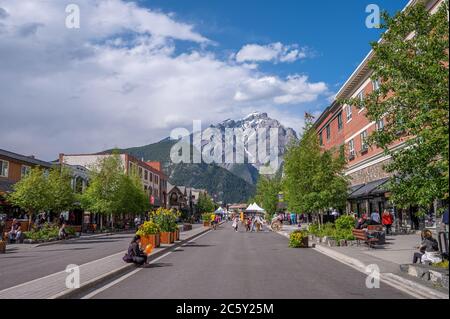 Banff, Alberta - 3. Juli 2020: Blick auf Banff Abenue in Alberta im Sommer. Banff ist die Hauptstadt im Banff National Park und ein Ken Stockfoto