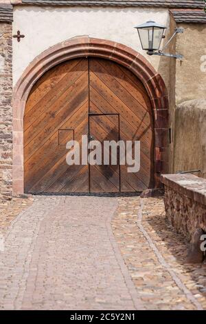 Leisnig, Deutschland. Juni 2020. Das geschlossene Tor von Schloss Mildenstein. Die Burg wurde im 10. Jahrhundert erbaut und von Kaiser Friedrich Barbarossa als kaiserliches gut renoviert. Quelle: Jan Woitas/dpa-Zentralbild/ZB/dpa/Alamy Live News Stockfoto