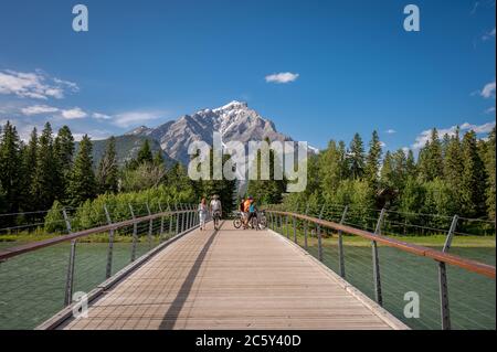 Banff, Alberta - 3. Juli 2020: Blick auf eine Fußgängerbrücke in Banff im Sommer. Banff ist die Hauptstadt im Banff Nationalpark und ein Zentrum von Touri Stockfoto