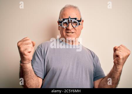 Mittelalter hory Mann Kontrolle Vision trägt Optometrie Brille über weißem Hintergrund feiert überrascht und erstaunt für den Erfolg mit den Armen angehoben Stockfoto