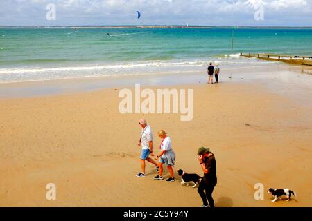 Kitesurfen vor der Küste von Colwell Bay auf der Isle of Wight zwischen dem Strand von Colwell und Hurst Point auf dem Festland über den Solent. Stockfoto