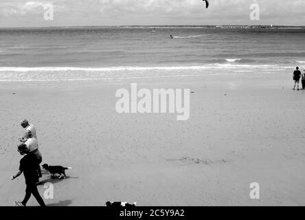 Kitesurfen vor der Küste von Colwell Bay auf der Isle of Wight zwischen dem Strand von Colwell und Hurst Point auf dem Festland über den Solent. Stockfoto