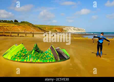 Kiteboarding Kitesurfen am Yaverland Strand auf der Isle of Wight. Stockfoto