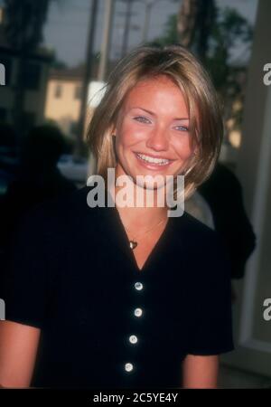 Burbank, California, USA 6. Dezember 1995 Schauspielerin Cameron Diaz besucht Warner Bros. Pictures' 'Heat' Premiere am 6. Dezember 1995 in den Warner Brothers Studios in Burbank, Kalifornien, USA. Foto von Barry King/Alamy Stockfoto Stockfoto